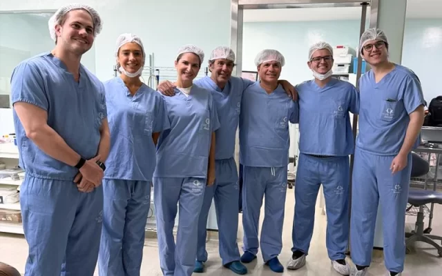 Dra. Raquel Eustáquio e Dr. Magno Ferreira no centro cirúrgico do Centro Cearense de Oftalmologia (CCO)