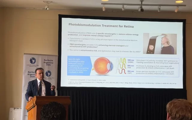 Palestrante falando sobre Fotobiomodulação com Valeda para tratamento de DMRI Seca